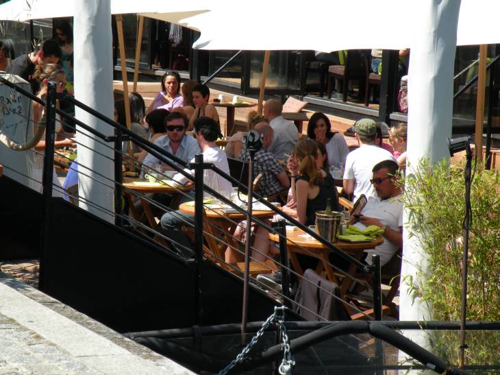  clients attablés à la terrasse d'un restaurant